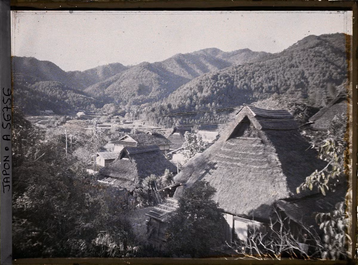 Những ngôi nhà truyền thống với mái lợp bằng rơm ở làng Yase năm 1926.