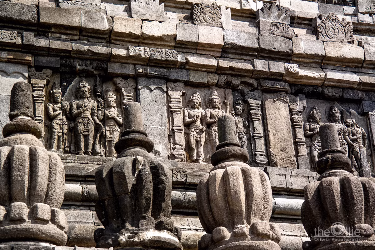 Không chỉ đồ sộ về kiến trúc, quần thể đền Prambanan còn được coi là kho tàng vô giá của nghệ thuật điêu khắc với các tác phẩm chạm trổ trên đá rất chi tiết và tinh xảo. Ảnh: Oliwia Papatanasis.