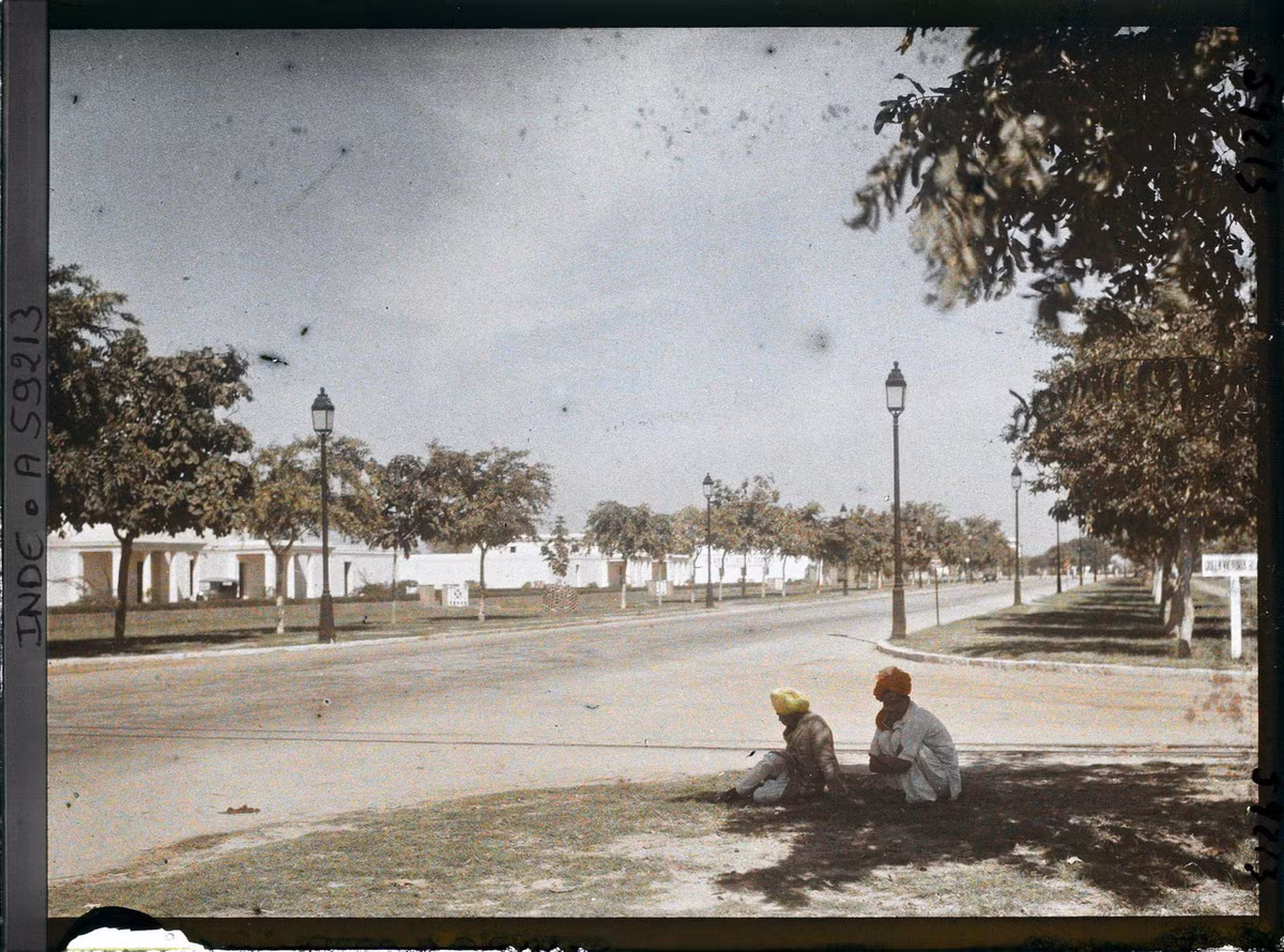 Đường phố bên ngoài tòa nhà Quốc hội ở Delhi năm 1914. Ảnh: Roger Dumas / Collections.albert-kahn.hauts-de-seine.fr.