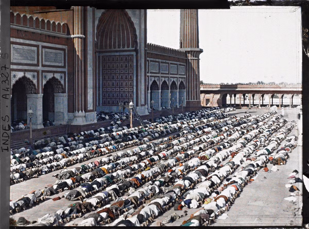 Buổi cầu nguyện thứ sáu trong sân của Đại thánh đường (Jama Masjid) ở Delhi.