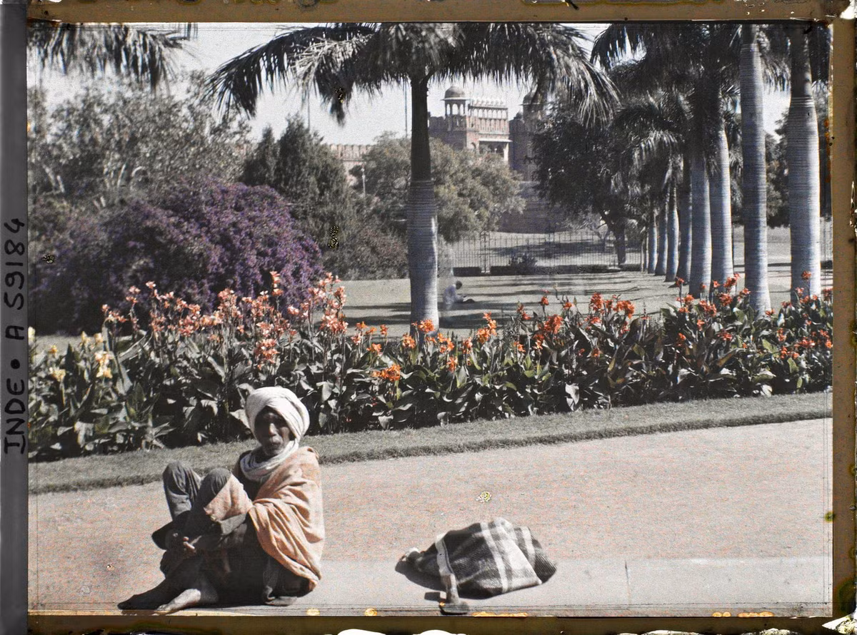 Người đàn ông ngồi trong khu công viên bên ngoài Pháo đài Đỏ (Lal Qila) - nơi cư ngụ chính của các hoàng đế Mogul ở Delhi trong gần 200 năm, cho đến năm 1856.