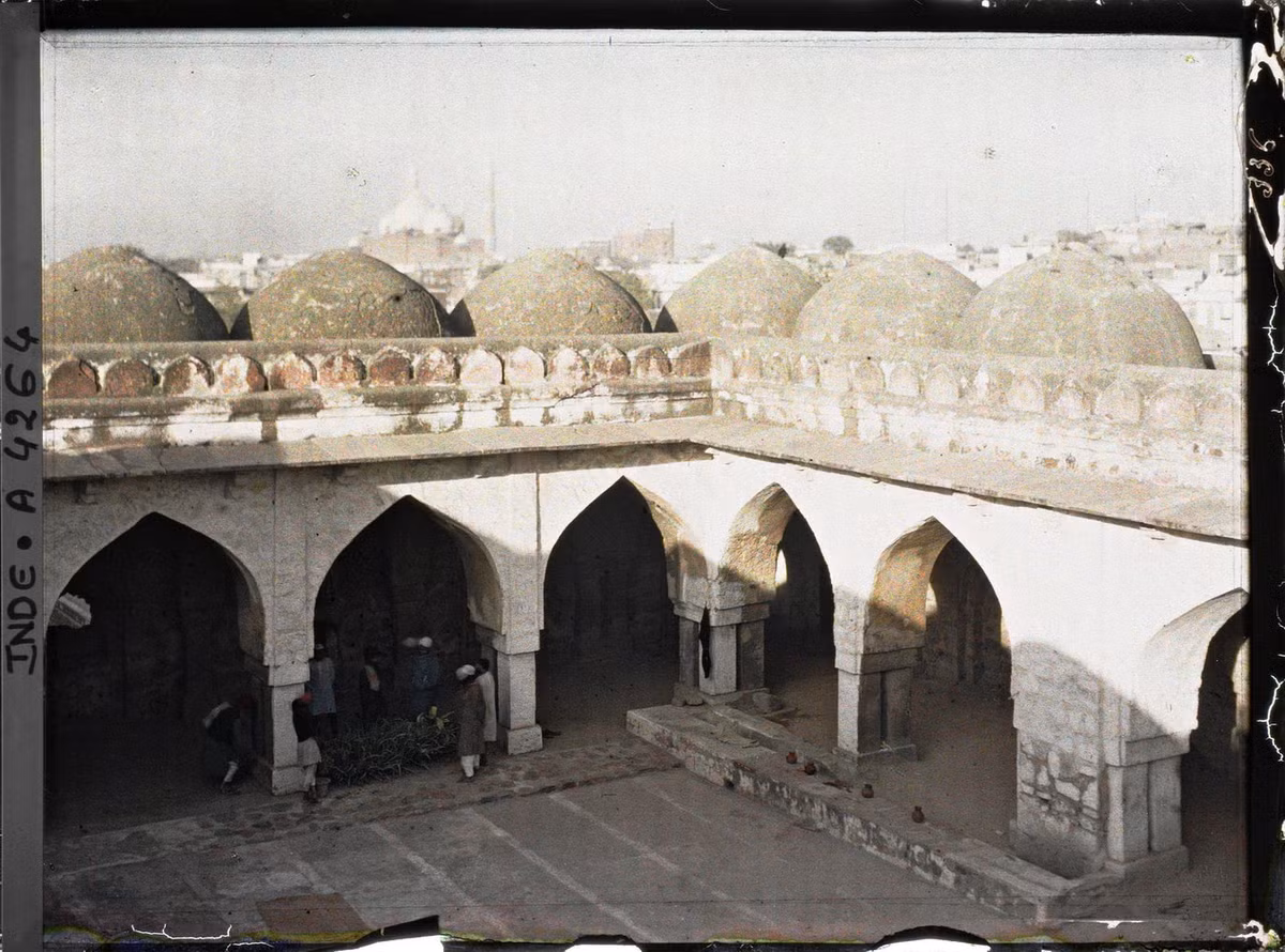 Trong sân của thánh đường Hồi giáo Đen (hoặc Kali Masjid).