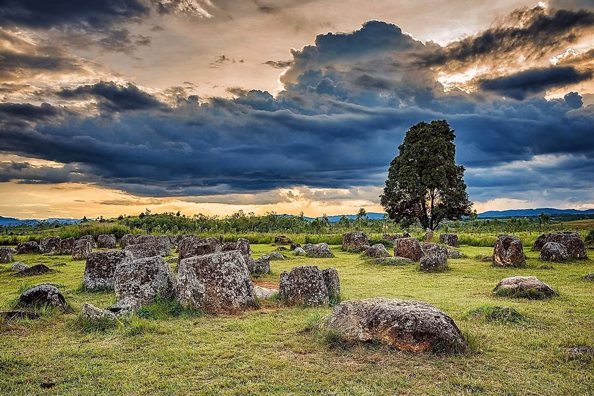 Nằm ở vùng đồng bằng trung tâm của cao nguyên Xiengkhuang, thuộc tỉnh Xiengkhuang của Lào, cánh đồng Chum là một một trong những địa điểm khảo cổ học nổi tiếng nhất thế giới. Ảnh: World Atlas.