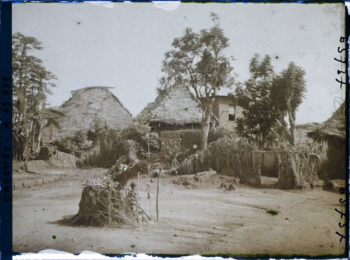 Bàn thờ thần trên một quảng trường ở thị trấn Porto-Novo (Tân Cảng) - thành phố lớn thứ hai Benin hiện tại.