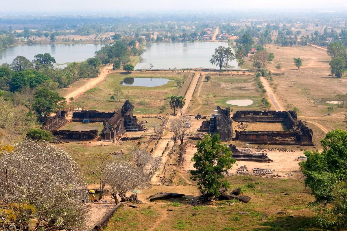Nằm dưới chân núi Phou Khao thuộc tỉnh Champasak ở miền Nam nước bạn Lào, Wat Phou là tàn tích một tổ hợp đền thờ cổ đồ sộ, đã được UNESCO công nhận là Di sản văn hóa thế giới vào năm 2001. Ảnh: Getintravel.
