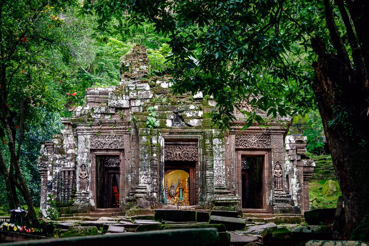 Kế tiếp là một khu đền nằm ở lưng chừng núi. Đường lên đền là những bậc cấp lát đá, hai bên có những cột đá tròn dựng đứng. Đây là một khối kiến trúc được xếp từ những tảng đá lớn, chạm trổ hoa văn tinh xảo. Ảnh: Elite Tour.