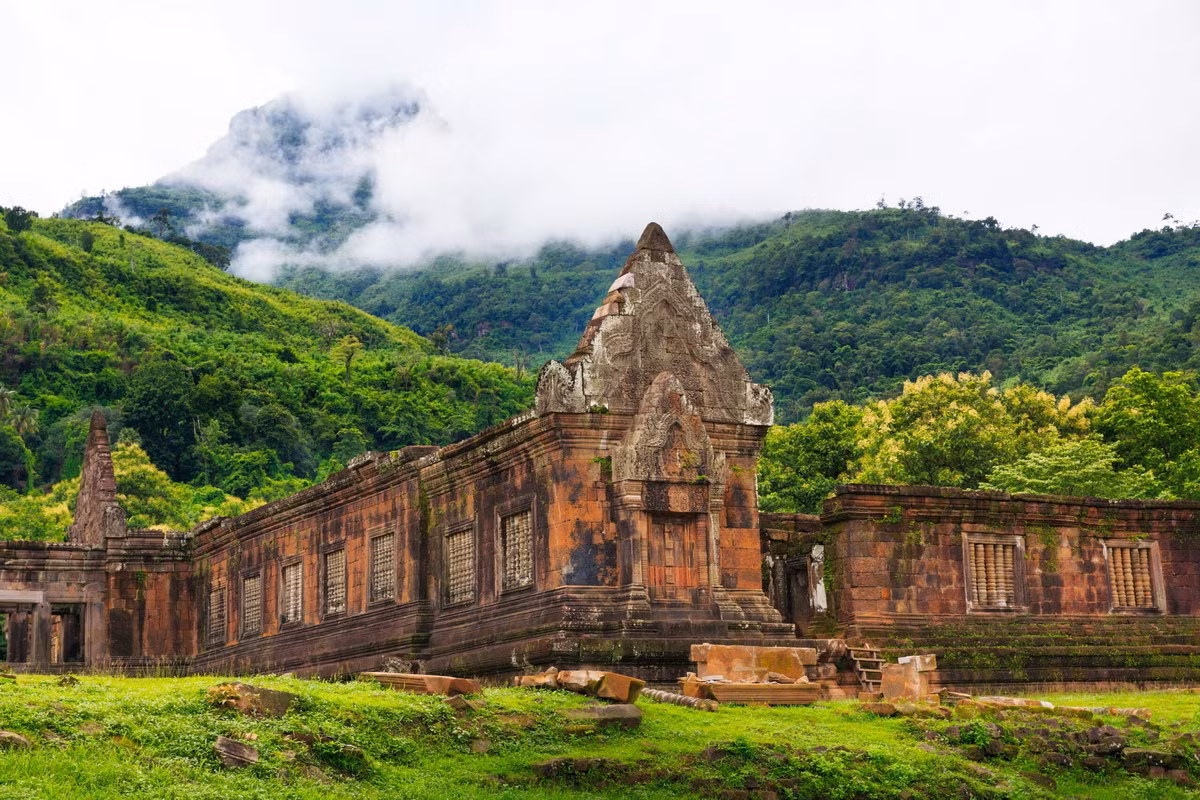 Được xây dựng từ thế kỷ thứ 5-7, Wat Phou là đền thờ lâu đời nhất ở Lào. Nơi đây từng là trung tâm Hindu giáo của người Khmer trước khi biến đổi thành một ngôi chùa thờ Phật vào đầu thiên niên kỷ thứ 2. Ảnh: Visit Southeast Asia.