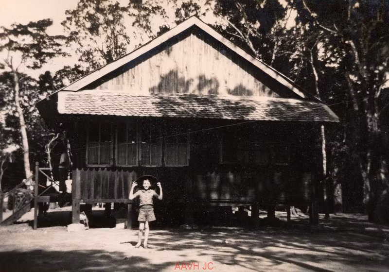 Một ngôi nhà sàn trong khu nghỉ dưỡng.