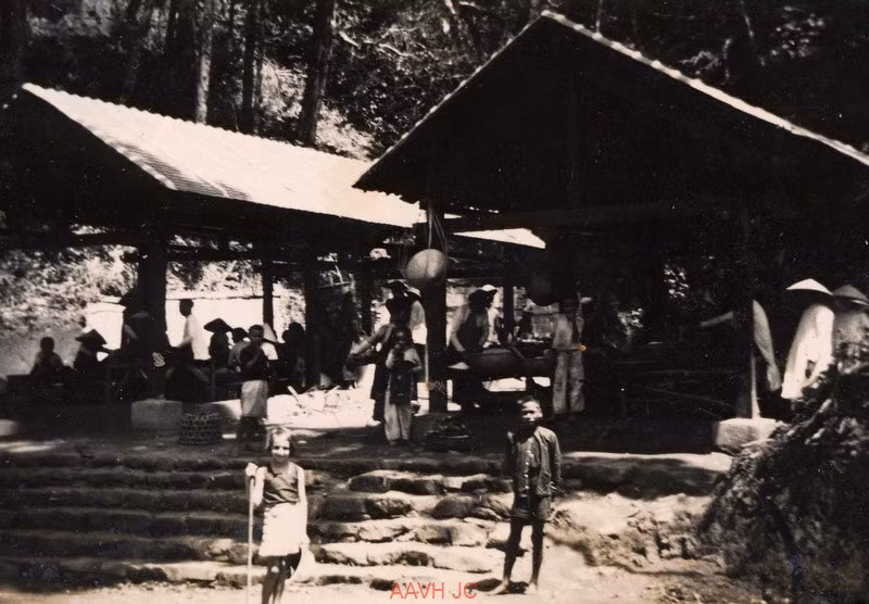 Khu chợ ở núi Bạch Mã.
