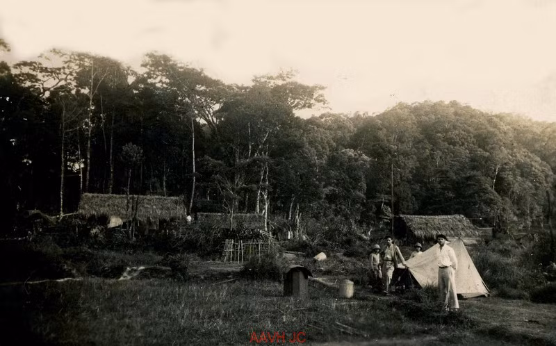 Một bản làng ở Kon Plông, Kon Tum năm 1938. Ảnh: Aavh.org.