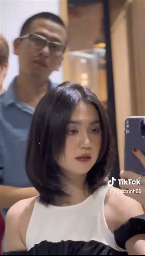 Trên trang Tiktok cá nhân, Ngọc Trinh gây bất ngờ khi chia sẻ khoảnh khắc đi cắt tóc. Cô thông báo sẽ để kiểu đầu này trong vòng 1 năm tới.