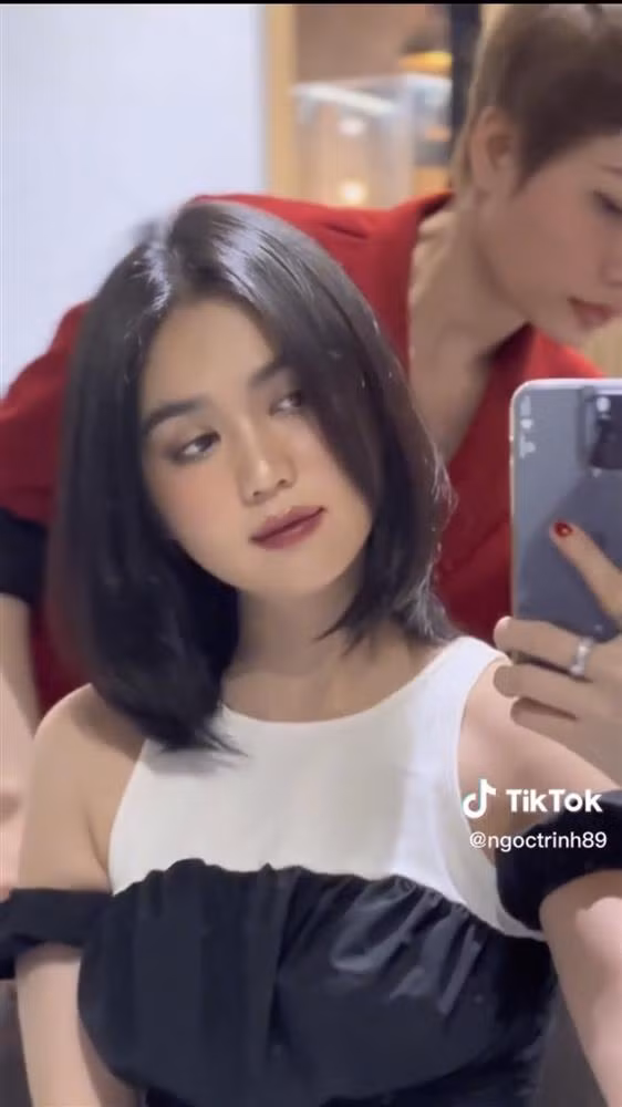 Kiểu tóc mới khiến Ngọc Trinh bỗng lạ hơn nhiều, chưa kể màu tóc đen khá sành điệu và khiến diện mạo của cô tươi mới hơn hẳn.