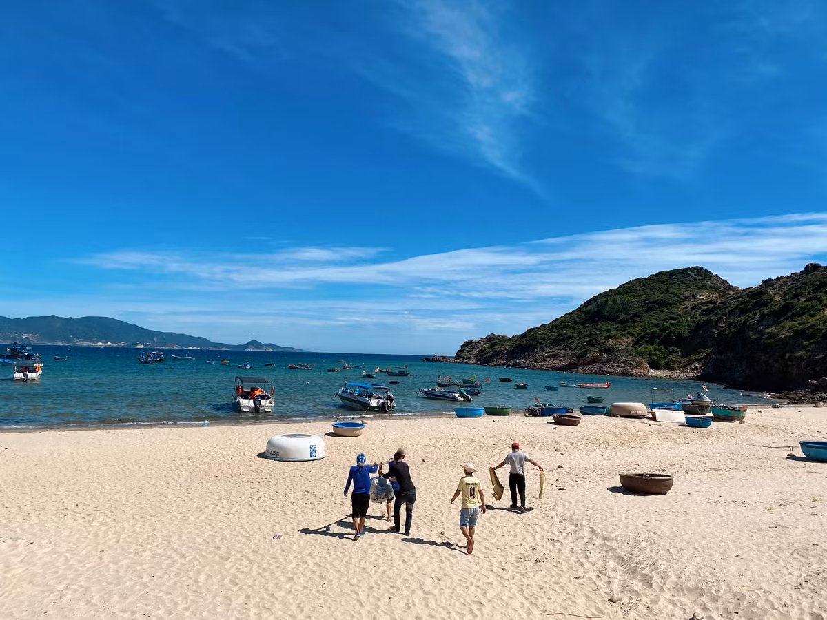 Ngôi làng ven biển nhỏ xinh và mộc mạc. Đến đây vào sáng sớm, du khách có thể ngắm bình minh tại bờ kè, chiêm ngưỡng nhịp sống của ngư dân. "Bà con trong làng hối hả chở cá, tôm ra chợ trên những chiếc xe máy cũ. Khung cảnh vừa sống động vừa bình yên", Hải Chi cho biết