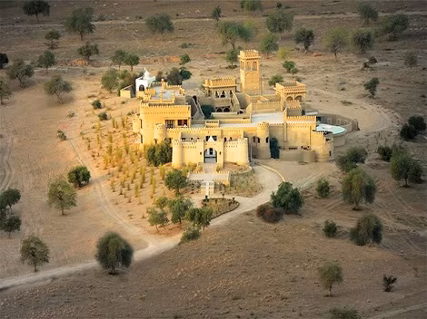 Mihir Garh, Rajasthan. Khách sạn bao gồm các pháo đài lộng lẫy cô lập giữa sa mạc. Mihir Garth trông giống một lâu đài cát khổng lồ với nghệ thuật kiến trúc khác lạ duy nhất trên thế giới.