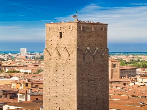 Prendiparte B & B, Bologna, Ý. Khách sạn được xây dựng như một tòa nhà trung cổ cao tầng ẩn giấu sự lãng mạn. Torre Prendiparte không giống bất cứ nơi đâu vì là nhà tù cổ xưa vẫn còn lại các graffiti được sáng tạo bởi các tù nhân trên các bức tường dày 2m.