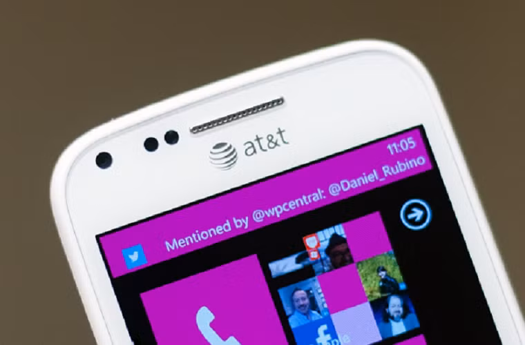 Cuối cùng, bạn có thể tận dụng ưu thế của chiếc smartphone của mình như một cổng giao tiếp thường trực, giúp bạn giám sát được hoạt động trên tài khoản của mình cũng như nhận biết sớm dấu hiệu đã bị hack để có hướng xử lý kịp thời.