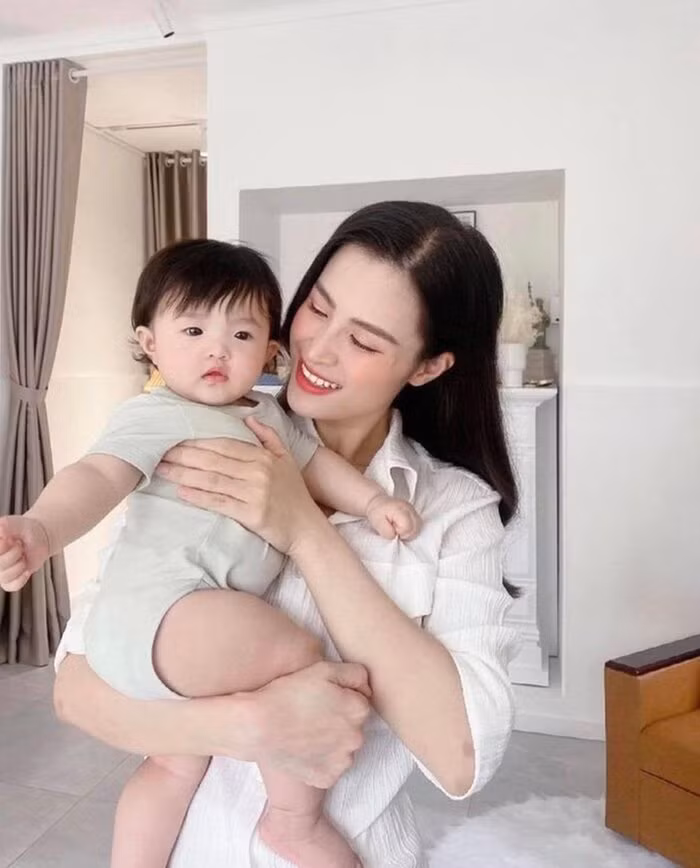 Diệu Nhi được khen có hành động tinh tế khi con gái Đông Nhi ốm - Hình 5 Dieu Nhi duoc khen co hanh dong tinh te khi con gai Dong Nhi om-Hinh-5