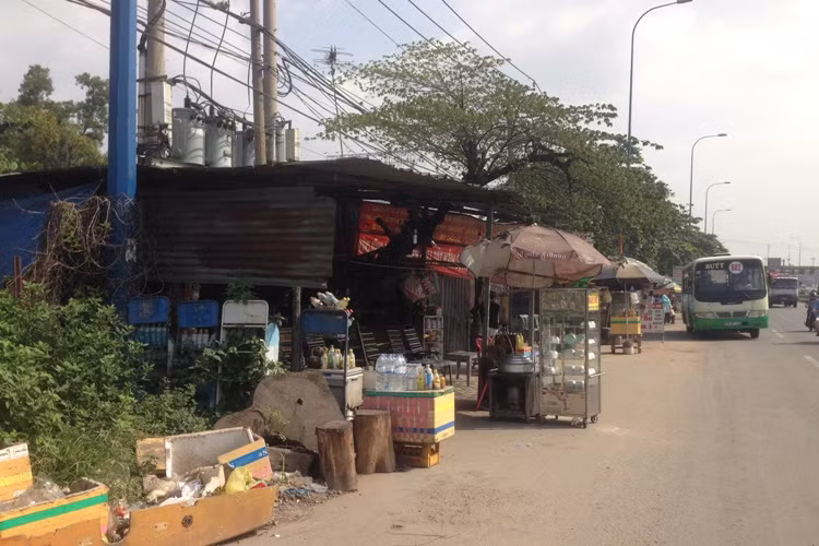 Trước tình hình trên, Phó chủ tịch UBND TPHCM Nguyễn Hữu Tín vừa chỉ đạo các sở, ngành liên quan có trách nhiệm hỗ trợ, phối hợp chặt chẻ với UBND quận Thủ Đức và UBND thị xã Dĩ An (tỉnh Bình Dương, địa bàn có 4 tổ chức và 1 hộ dân chưa giải tỏa) tìm mọi biện pháp giải phóng và bàn giao mặt bằng cho các nhà thầu trong tháng 12/2013.