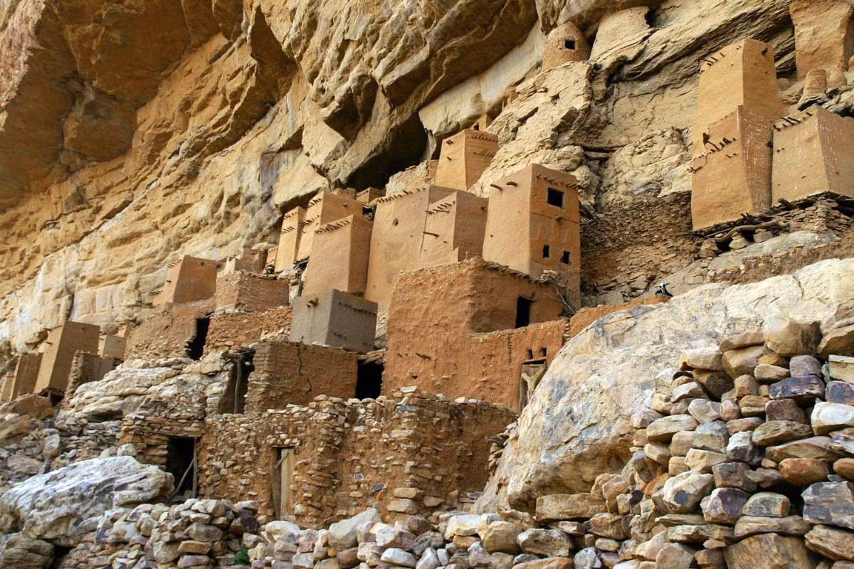 Nguyên liệu để xây ngôi làng kỳ vĩ ở Bandiagara là những vật liệu tự nhiên như bùn, đất sét, đá, gỗ... khai thác ngay tại cao nguyên đá này. Ảnh: RJ Travel Agency.