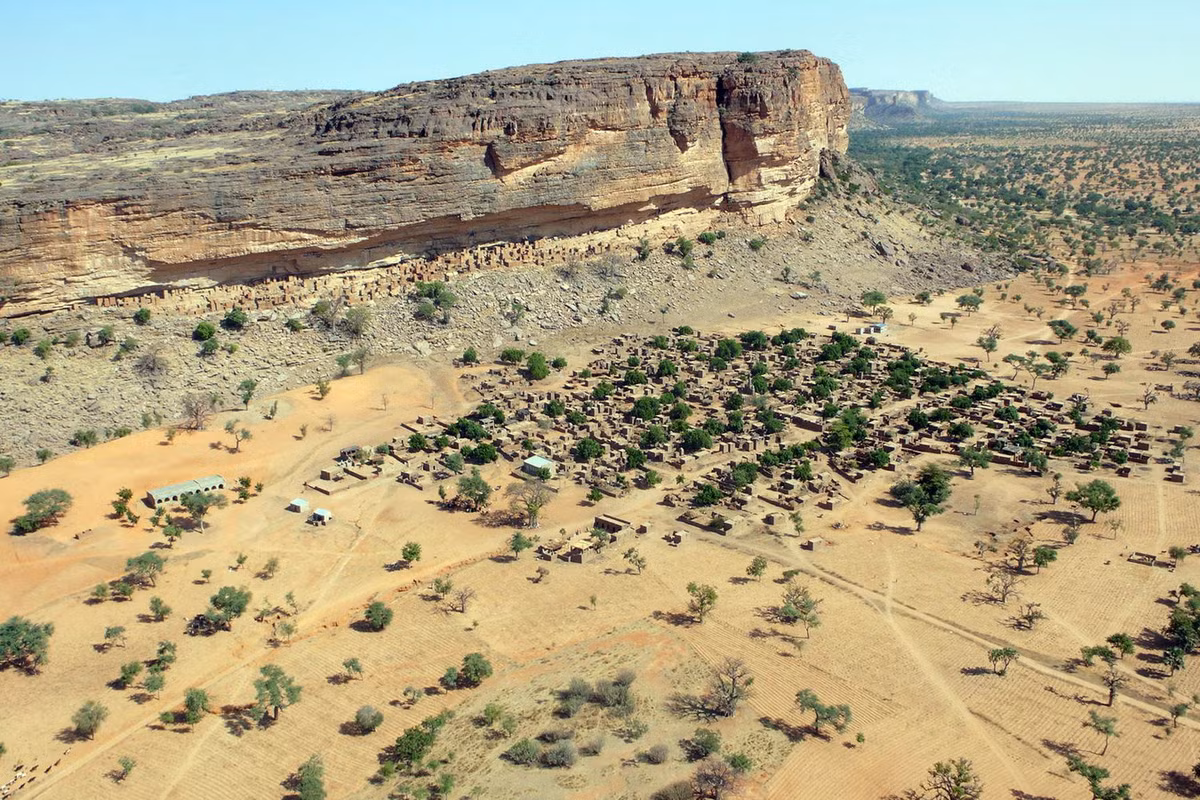 Nằm ở vùng Mopti của đất nước Mali, vách đá Bandiagara được coi là một trong những cảnh quan ấn tượng nhất ở khu vực Tây Phi. Ảnh: Bandiagara Facebook.
