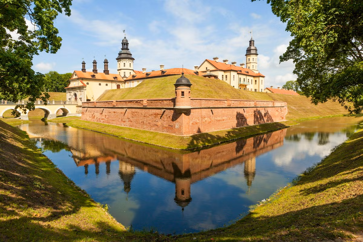 Nằm tại thành phố Niasviž ở nước Cộng hòa Belarus, lâu đài Nesvizh là một tòa lâu đài cổ có kiến trúc độc đáo nổi tiếng của vùng Đông Âu. Ảnh: Itinari.