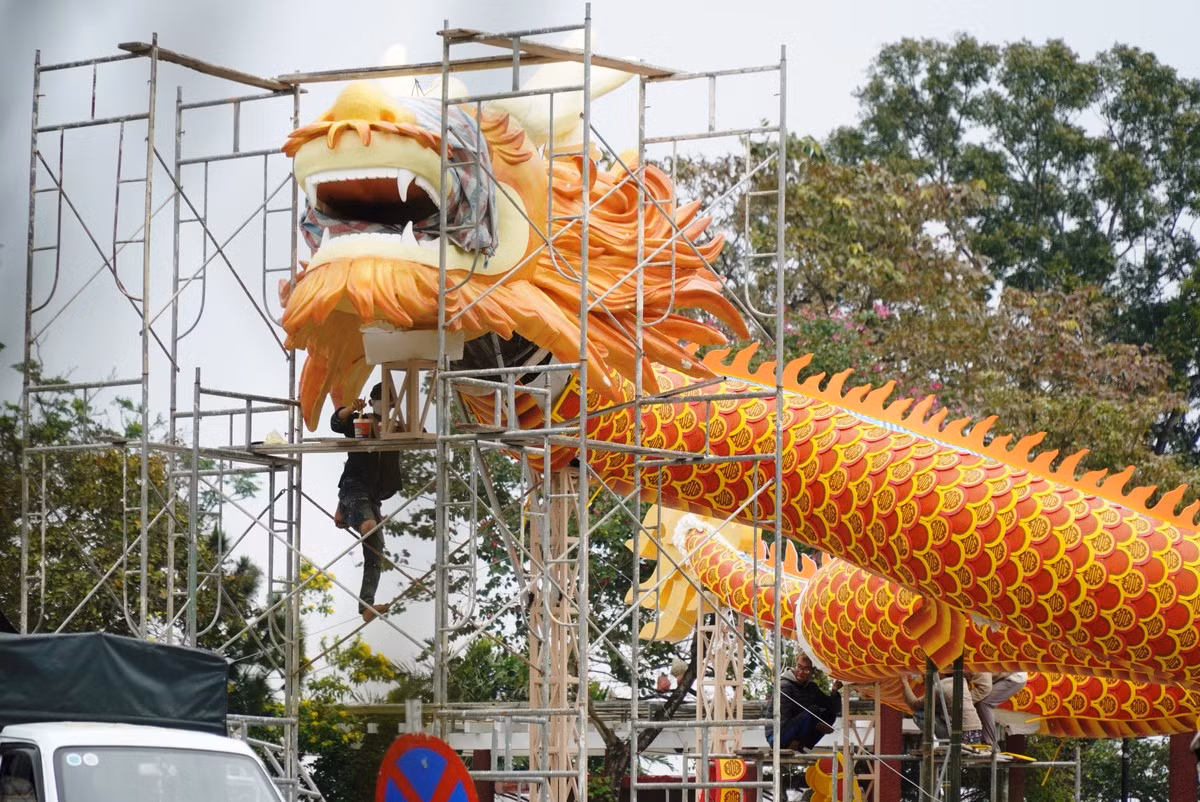 Rồng khổng lồ ở Huế khiến người dân thích thú - Hình 2 Rong khong lo o Hue khien nguoi dan thich thu-Hinh-2