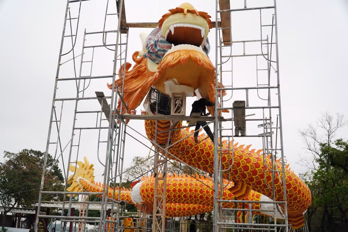 Rồng khổng lồ ở Huế khiến người dân thích thú Rong khong lo o Hue khien nguoi dan thich thu