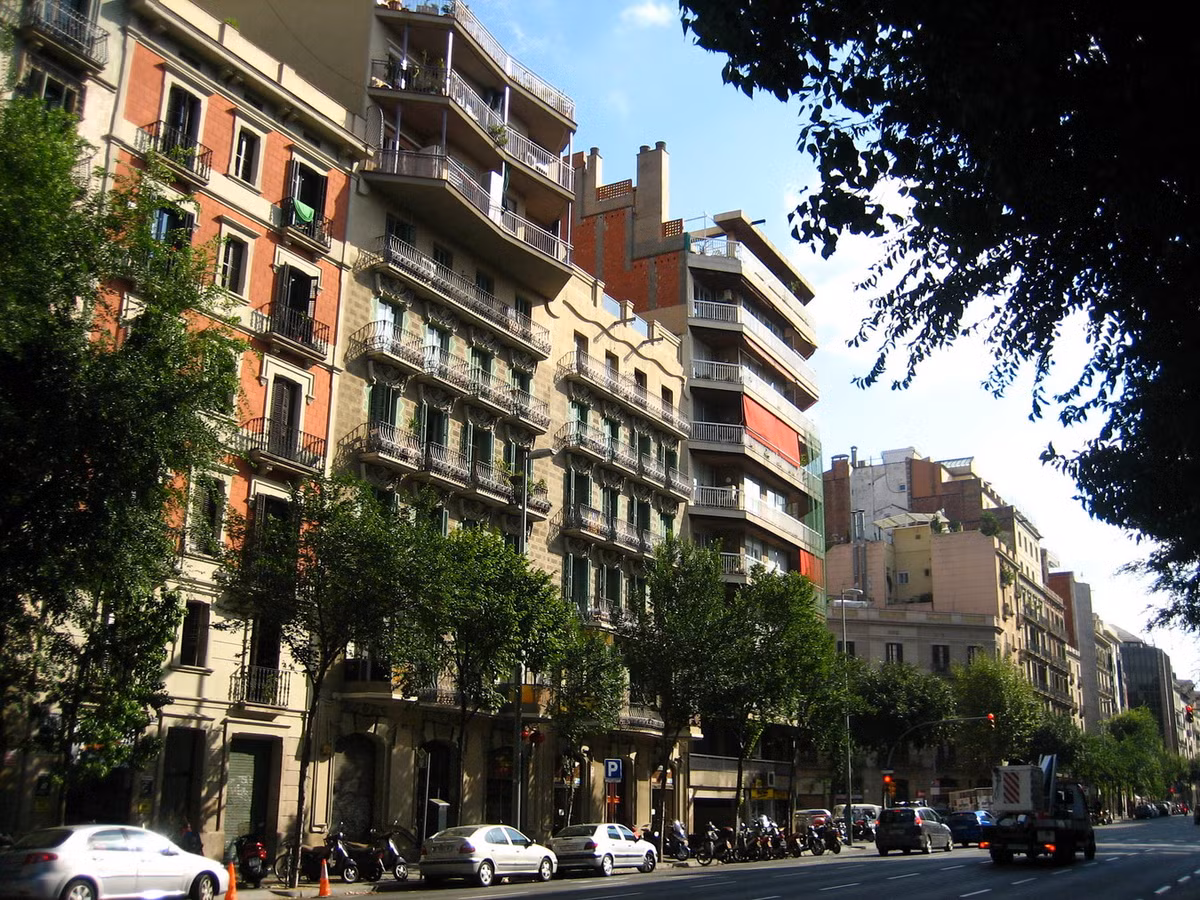 Ngày nay, các căn hộ trong hàng trăm khu nhà bát giác ở Eixample là nơi ở của những gia đình trung lưu và thượng lưu trong xã hội ở Barcelona.