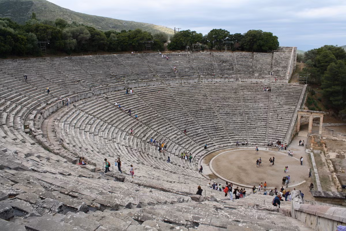 Với sức chứa như vậy, nhà hát Epidaurus có quy mô lớn hơn nhiều lần so với các nhà hát thời hiện đại. Ảnh: World History Encyclopedia.