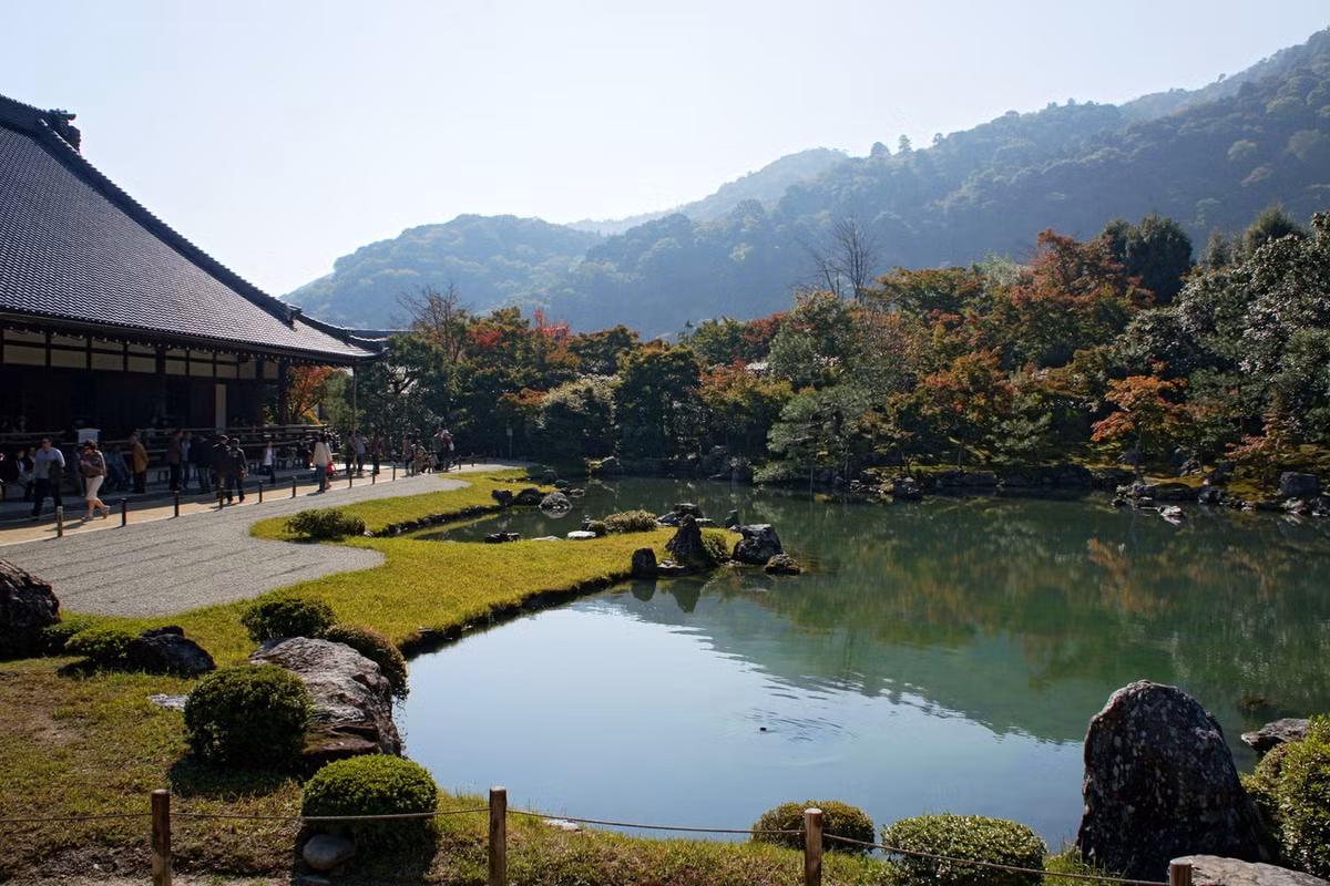 Ở bên ngoài lối vào rừng tre có đền Tenryu-ji (Thiên Long Tự), là một trong 17 hạng mục của Di sản văn hóa thế giới Cố đô Kyoto. Ảnh: Expedia.