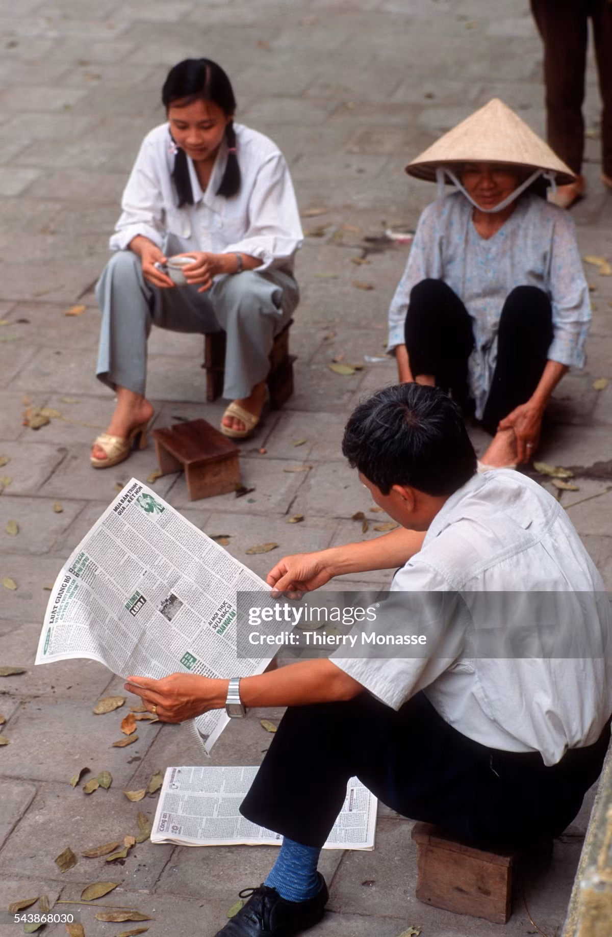 Người dân thư giãn trên hè phố.