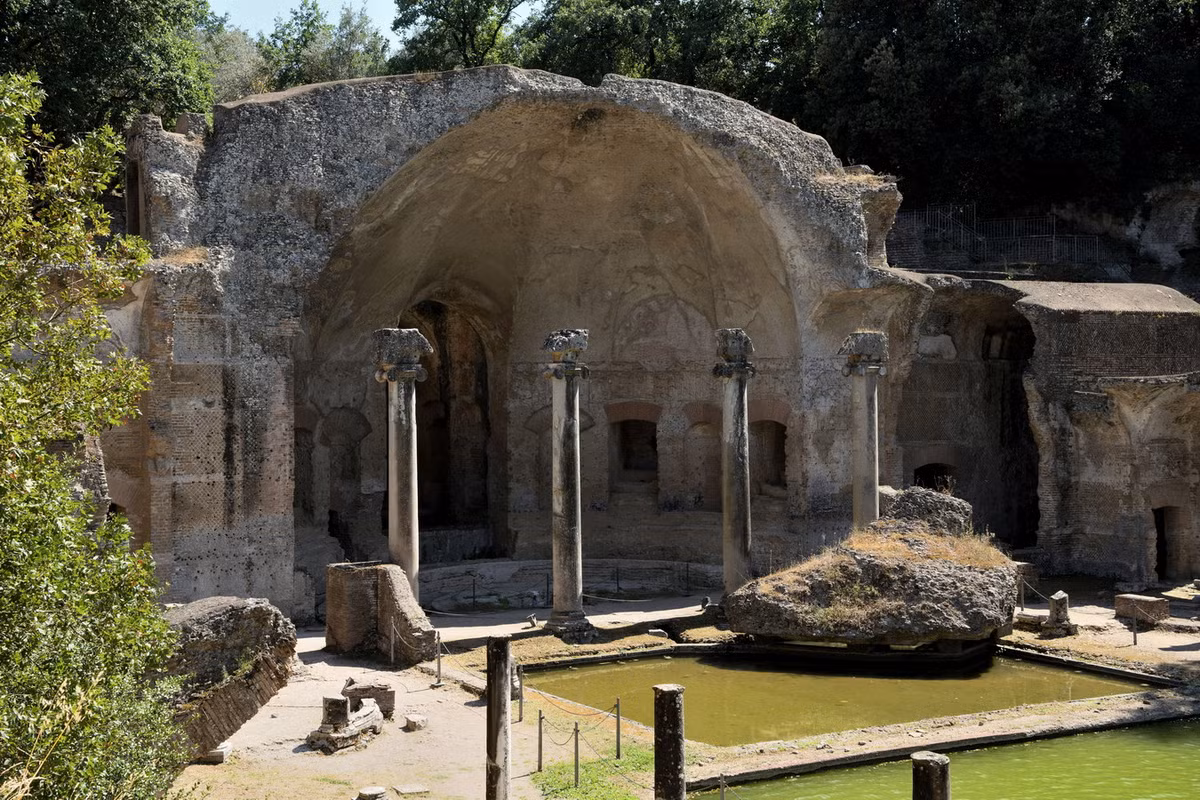 Sau triều đại Hadrian, dinh thự Villa Adriana đôi khi được các hoàng đế La Mã kế nhiệm sử dụng. Vào giai đoạn suy tàn của đế chế La Mã thế kỷ thứ 4, quần thể kiến trúc này dần dần bị bỏ hoang. Ảnh: Artsupp.
