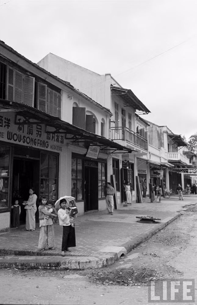 Một góc phố trung tâm thị xã Lạng Sơn với nhiều cửa hàng.