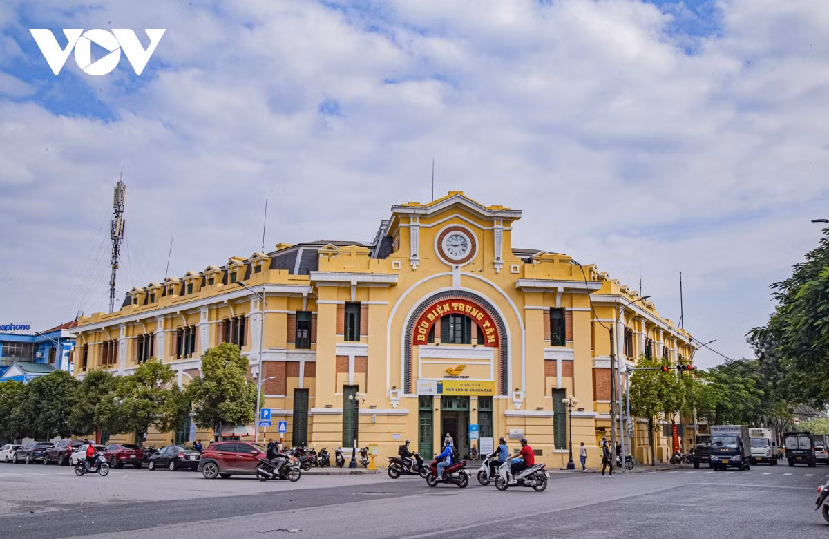Bưu điện trung tâm TP. Hải Phòng được xây dựng vào khoảng năm 1905. Nơi đây từng là một trong bốn bưu cục hiện đại nhất của nước ta những năm đầu thế kỷ XX. Dù đã qua nhiều lần tu sửa nhưng toà nhà vẫn giữ được những nét cổ kính, thu hút đông đảo người dân và du khách đến tham quan, check-in.