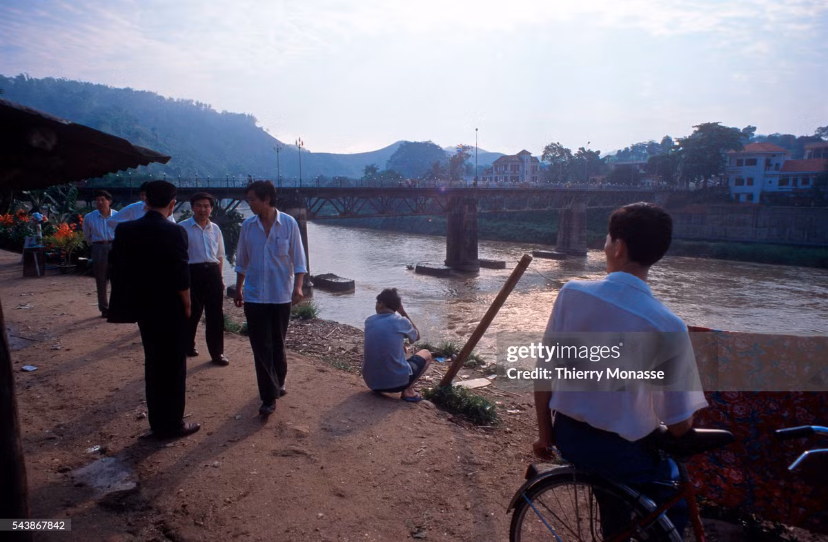 Bên bờ sông Nậm Thi ở thị xã Lào Cai. Bên kia sông là huyện Hà Khẩu, Trung Quốc.