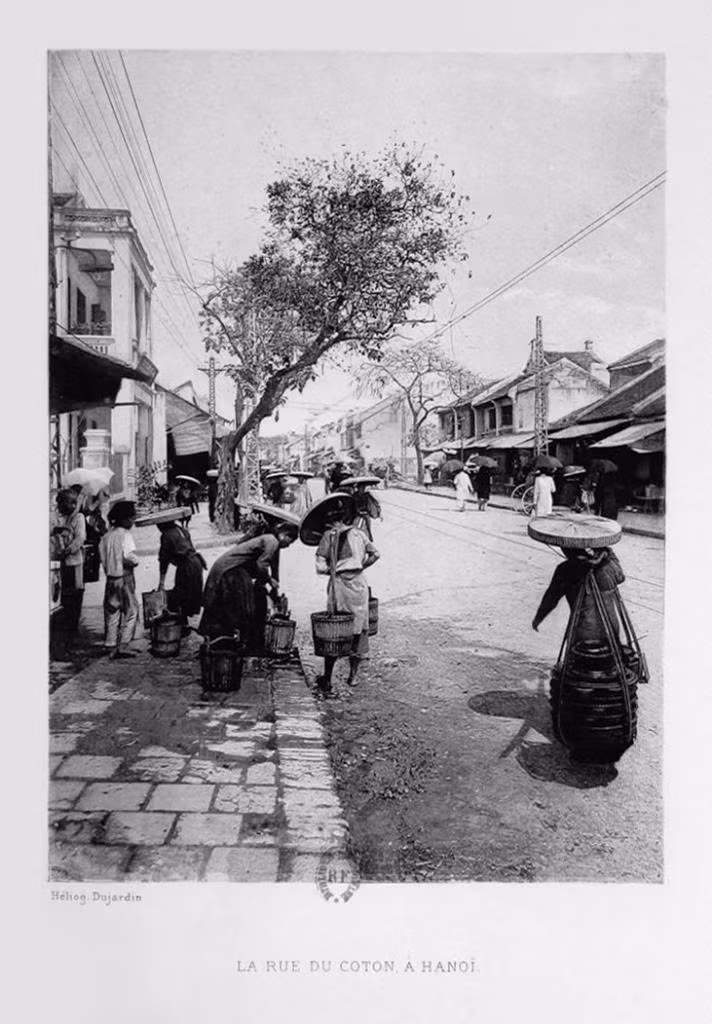 Trên phố Hàng Bông, khu phố cổ Hà Nội.