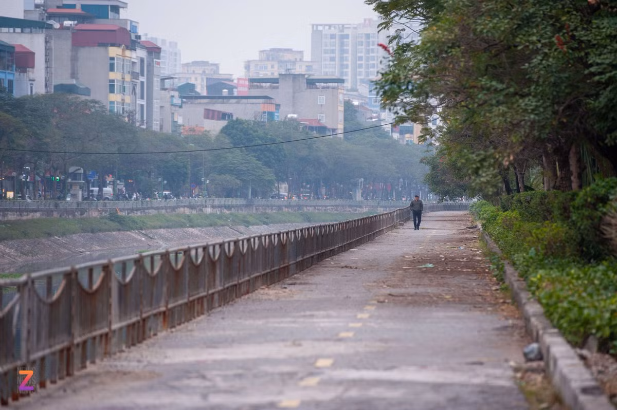 Nằm sát bên bờ sông Tô Lịch là tuyến đường dành riêng cho người đi bộ đầu tiên của Hà Nội, tuy nhiên con đường đi bộ này ít được người dân sử dụng.
