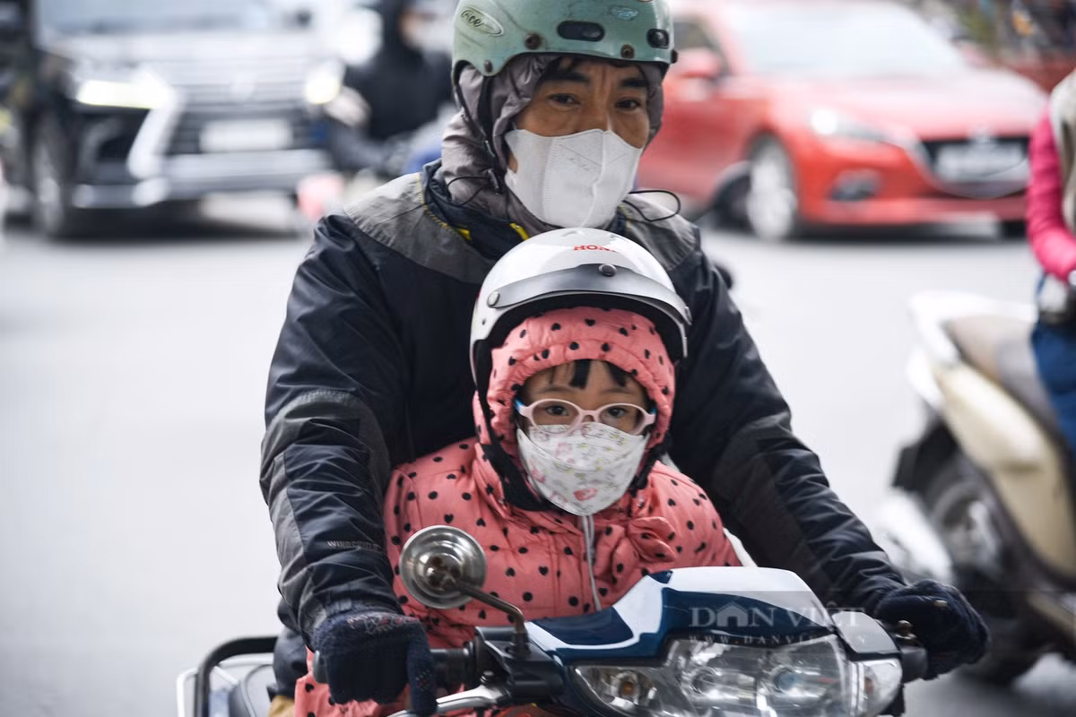 Áo lông phũ, khăng quàng, găng tay là những thứ không thể thiếu khi ra đường vào thời tiết này. Trẻ nhỏ được người nhà trang bị áo ấm đầy đủ khi đi ngoài đường.