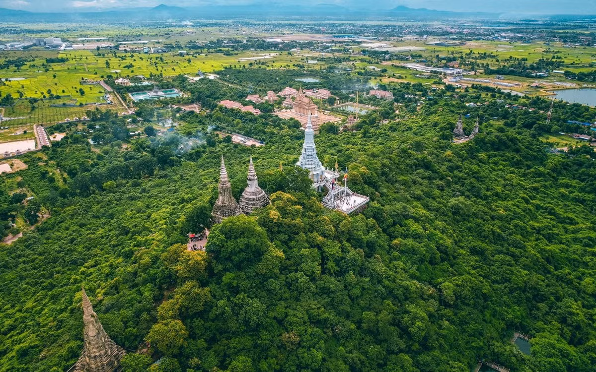 Điểm nhấn cảnh quan tại đây là núi Phnom Oudong với những tháp Gropa cao vút được xây dựng tinh xảo. Ảnh: Oudong Mountain.