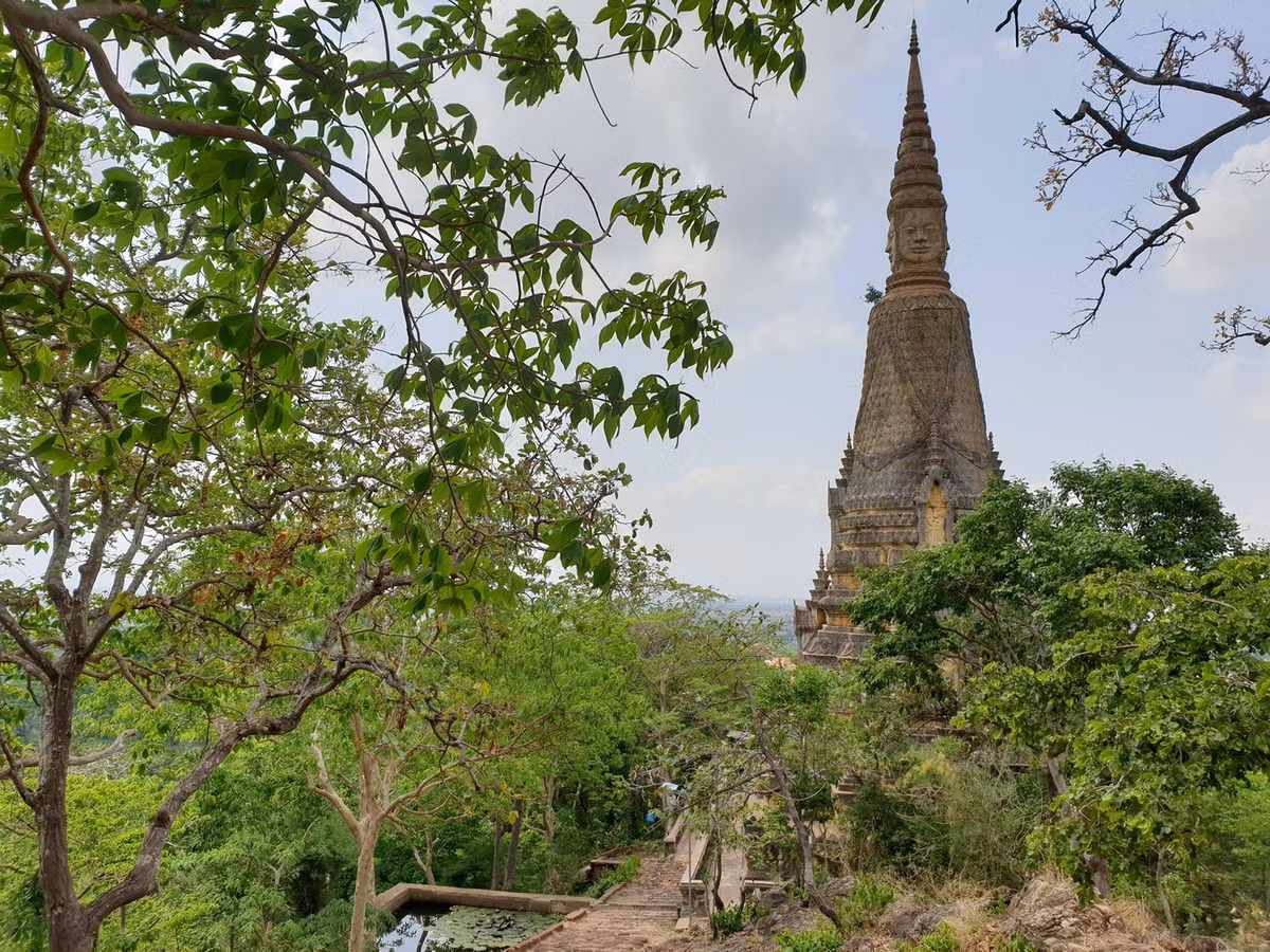 Sau đó, Oudong đã bị quên lãng. Nơi đây từng bị tàn phá nặng bởi bom Mỹ và tới năm 1977 thì tiếp tục bị Khmer Đỏ phá hủy. Sau vài thập niên bỏ hoang, Oudong đã dần bị rừng già xâm lấn. Ảnh: Musement.