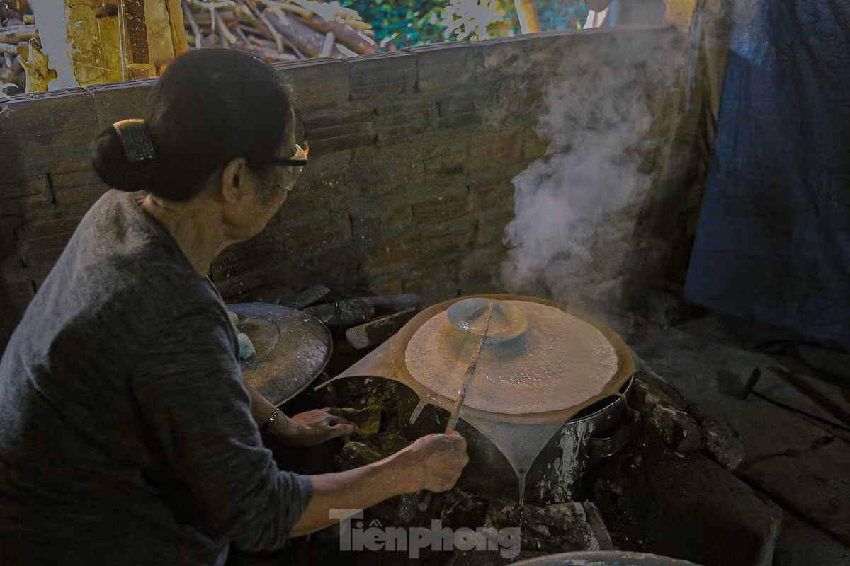 Cách trung tâm thành phố khoảng 15km, làng bánh tráng Túy Loan nổi tiếng món với bánh tráng thơm ngon thu hút khách gần xa. Những ngày này, các hộ dân đang tất bật để chuẩn bị cho đơn hàng Tết.