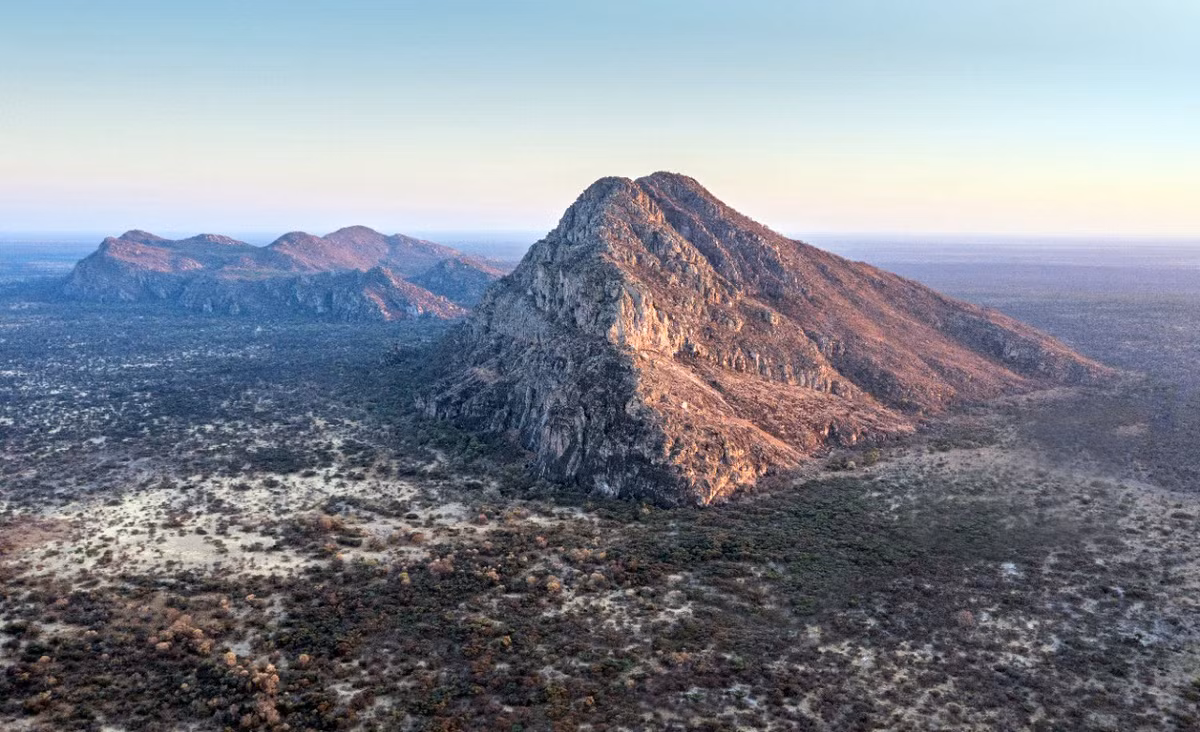  Tsodilo là một vùng đồi nằm ở phía Tây Bắc đất nước Botswana. Khu vực này được phân chia thành 3 ngọn đồi chính với tên gọi là Đồi Đàn ông, Đồi Phụ nữ, Đồi trẻ em cùng một ngọn đồi nhỏ không tên. Ảnh: Desert &amp; Delta Safaris.