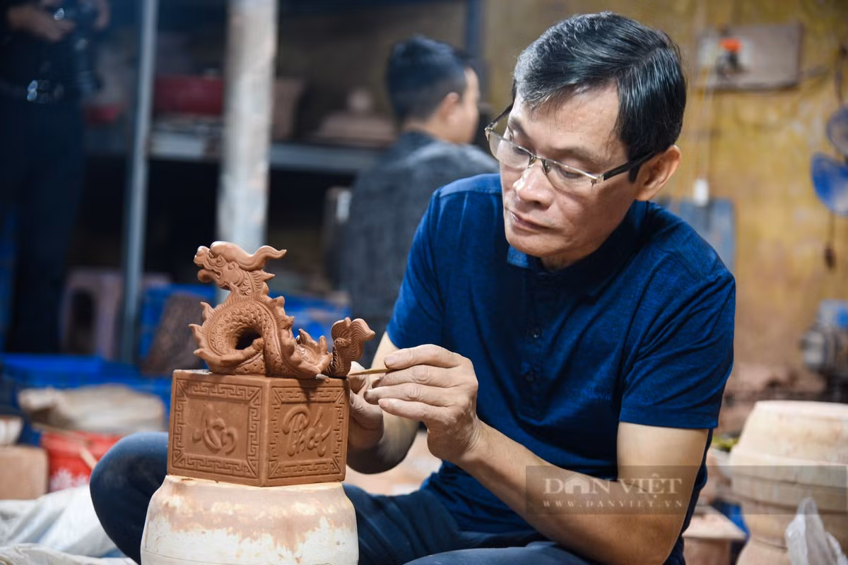 Ông Phạm Việt Khoa sinh ra và lớn lên tại Bát Tràng, tính tới nay đã có gần 40 năm gắn bó với nghề làm gốm sứ đang tất bật hoàn thiện những sản phẩm có biểu tượng linh vật Rồng theo đơn hàng của một cơ sở kinh doanh. "Năm nay, sản phẩm chính mà xưởng làm là chiếc ấn Rồng này. Rồng tượng trưng cho sự uy nghi, thịnh vượng và may mắn. Sản phẩm được cách điệu theo hình mẫu Hoàng đế chi bảo từ thời Vua Minh Mạng", ông Khoa vừa làm vừa giải thích.