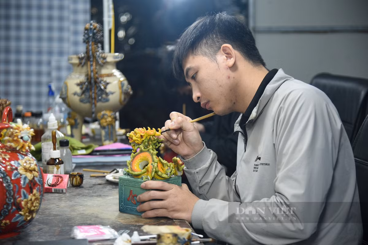 Mỗi sản phẩm rồng sẽ được vẽ hoàn thiện trong khoảng 2 tiếng rưỡi. Mỗi ngày một thợ thủ công có thể hoàn thiện được 5-6 sản phẩm.