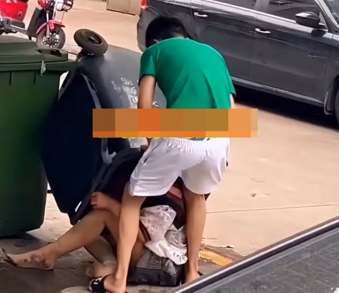 Nguoi dan ong danh co gai, nhet vao thung rac vi 'bi lua tien'-Hinh-2