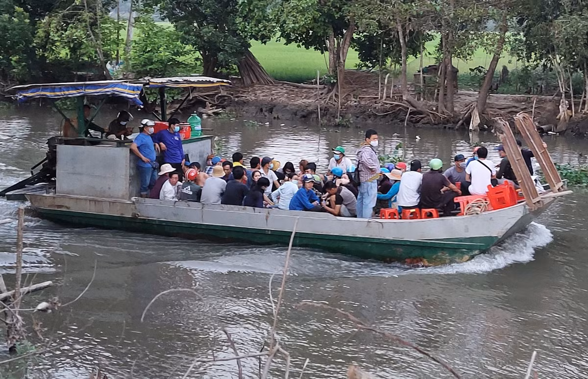 Con ngoi canh canh sat, cha to chuc soi bac