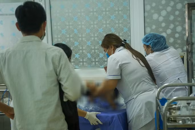 Vu be gai tu vong sau tiem vac-xin: Them nhieu tre nhap vien-Hinh-4