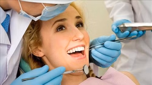 Kiểm tra răng miệng định kỳ có thể giúp phát hiện sớm các bệnh liên quan.