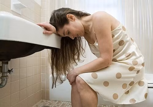  4. Thay đổi thói quen đi vệ sinh: Số lần đi vệ sinh tăng nhiều, hình dạng phân thay đổi và có cảm giác buồn nhưng không rặn ra được.