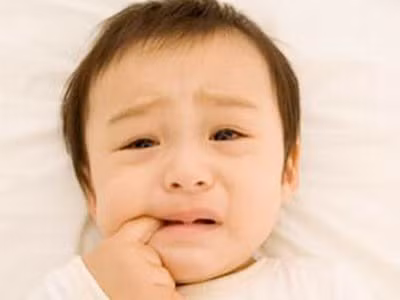 6. Tê hoặc ngứa ran trong hàm: Bệnh nhân bị ung thư hàm thường có cảm giác ngứa ran như kim châm, dọc theo đường viền hàm dưới. Điều này cho thấy khối u đang gây áp lực quá nhiều vào các dây thần kinh cảm giác của khoang miệng.